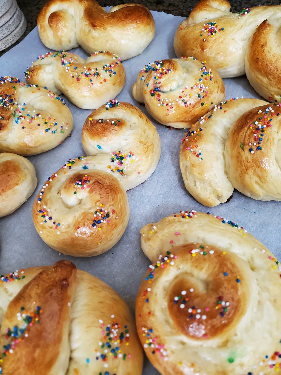 RiversoMaria's tweet photo. #FamilyTraditions. Getting ready for #Easter. ✝️ #baking #FamilyTime Our sweet #EasterBread is ready. 🇮🇹 Yum! 😉 https://t.co/A0KTytGlMa