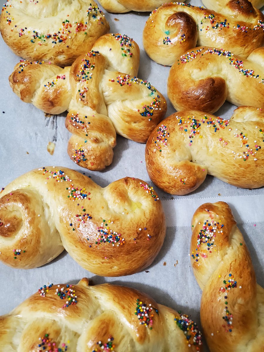 RiversoMaria's tweet photo. #FamilyTraditions. Getting ready for #Easter. ✝️ #baking #FamilyTime Our sweet #EasterBread is ready. 🇮🇹 Yum! 😉 https://t.co/A0KTytGlMa