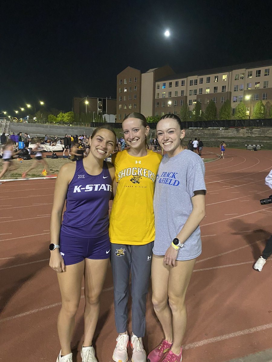 owlxc's tweet photo. These girls. HUGE part of setting the standard for OWXC culture. Now off doing their thing in college 🤩🫶💙 Teammates for a short time. Friends for life. 🥹 https://t.co/6y6ORWTtkw