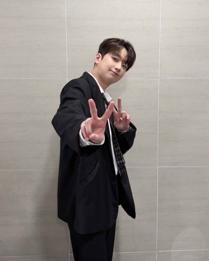 #이찬원
'1억 기부' 이찬원, 팬심을 저격하는 비주얼…'더블 브이 포즈' (출처 : 네이버 스포츠) naver.me/Ixs2EN77