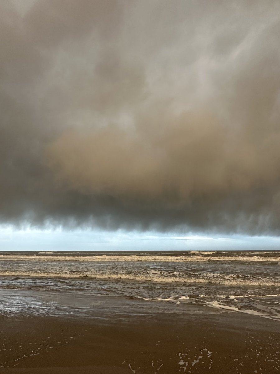 Sábado de tarde, el cielo se cubrió de nubes temerosas y quedó todo oscuro. Y enseguida comenzó la tormenta eléctrica y la lluvia intensa ⛈️🌧️⚡️Costa Azul La Paloma Rocha <a href="/Uruguay_Natural/">Uruguay Natural</a> <a href="/MAmbienteuy/">Ministerio de Ambiente</a>