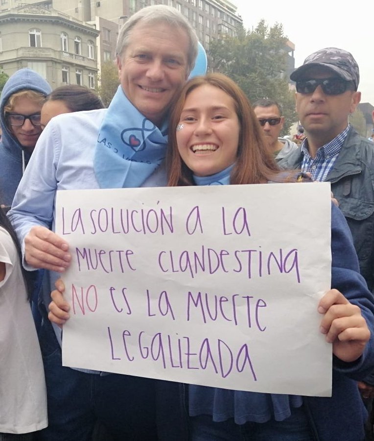 Maaaaattt10's tweet image. Seguidora de Kast con cartel en mano &quot;La solución a la muerte clandestina no es la muerte legalizada &quot; pero quieren legalizar la pena de muerte y felicitan la muerte de dos jóvenes de colo colo