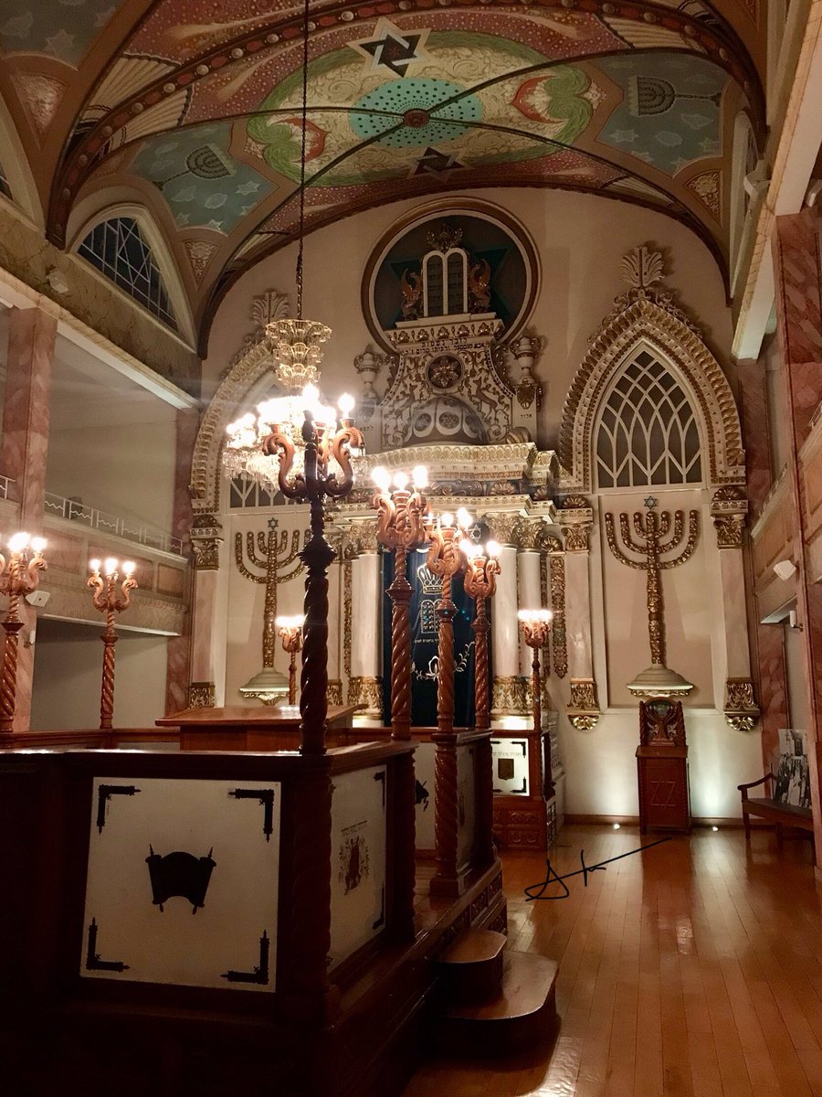 JLSantiagoG's tweet image. 🥑 “No es lo #mucho o lo poco que tengas lo que #hace que seas grande o pequeño, sino cuánto o cuán poco #logras con lo que #tienes”.
✅ Proverbio #judío.

🍉 No recordaba lo #sorprendente que era la #Sinagoga del Centro. Tarde noche de #michis y de platicar con #amistades.