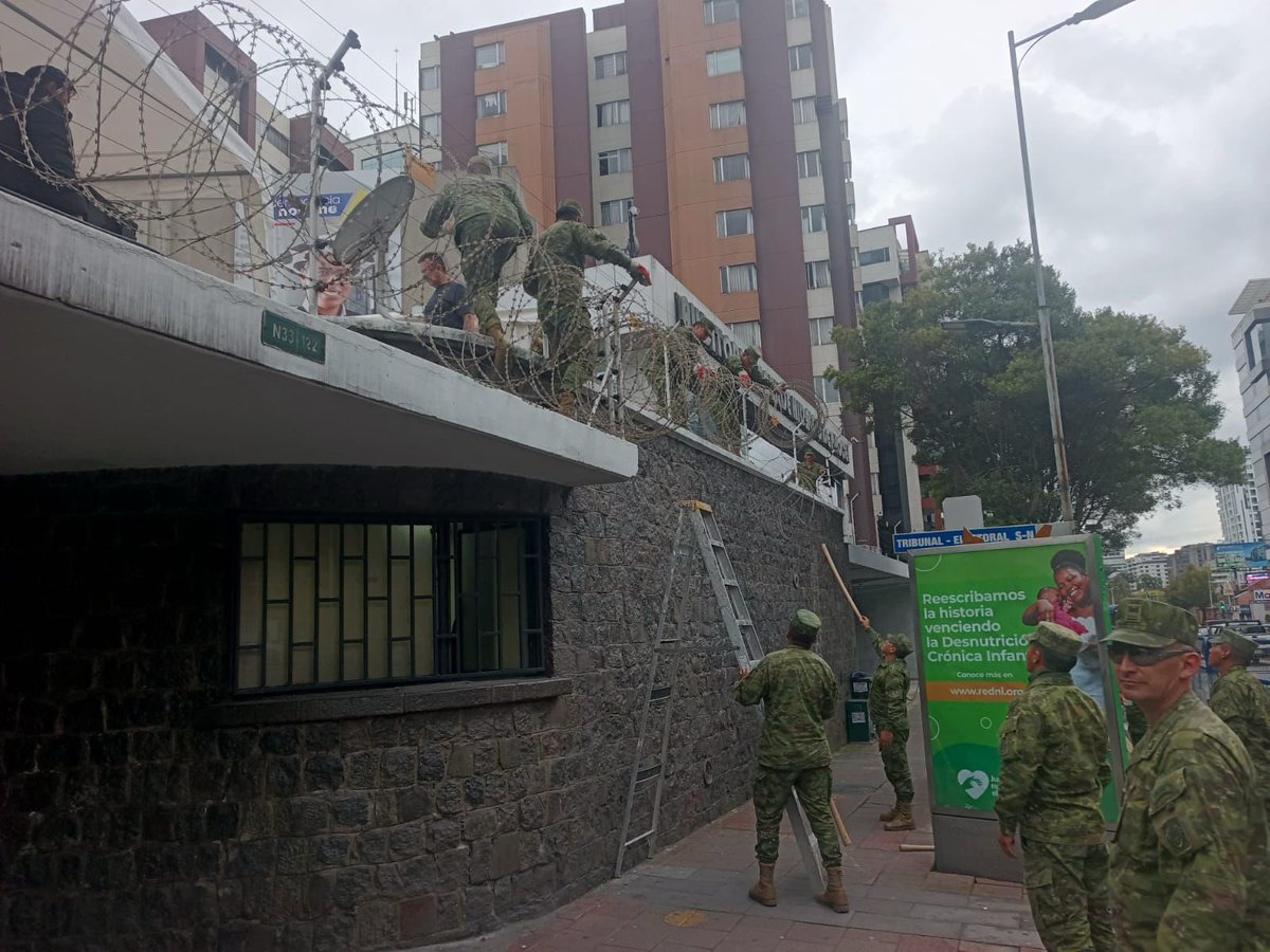 cristinajacomee's tweet image. URGENTE | AHORA MISMO, AFUERA DEL CNE:

Militares cercando el Consejo Nacional Electoral. Una imagen que debería estremecer a cualquier demócrata. La democracia no se impone con fusiles ni se protege con alambres. Se construye con legitimidad popular. Esto no es orden, es…
