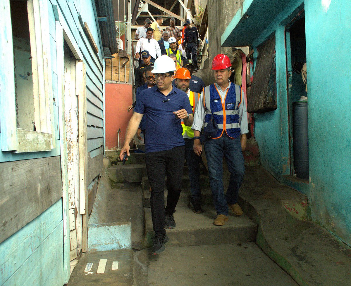 Hoy seguimos de cerca los trabajos en el puente Francisco del Rosario Sánchez (Puente de la 17).

Respondiendo a la preocupación de los ciudadanos sobre su estado y seguridad.🙌🏼

#Puente17 #SDE #AtenciónComunitaria