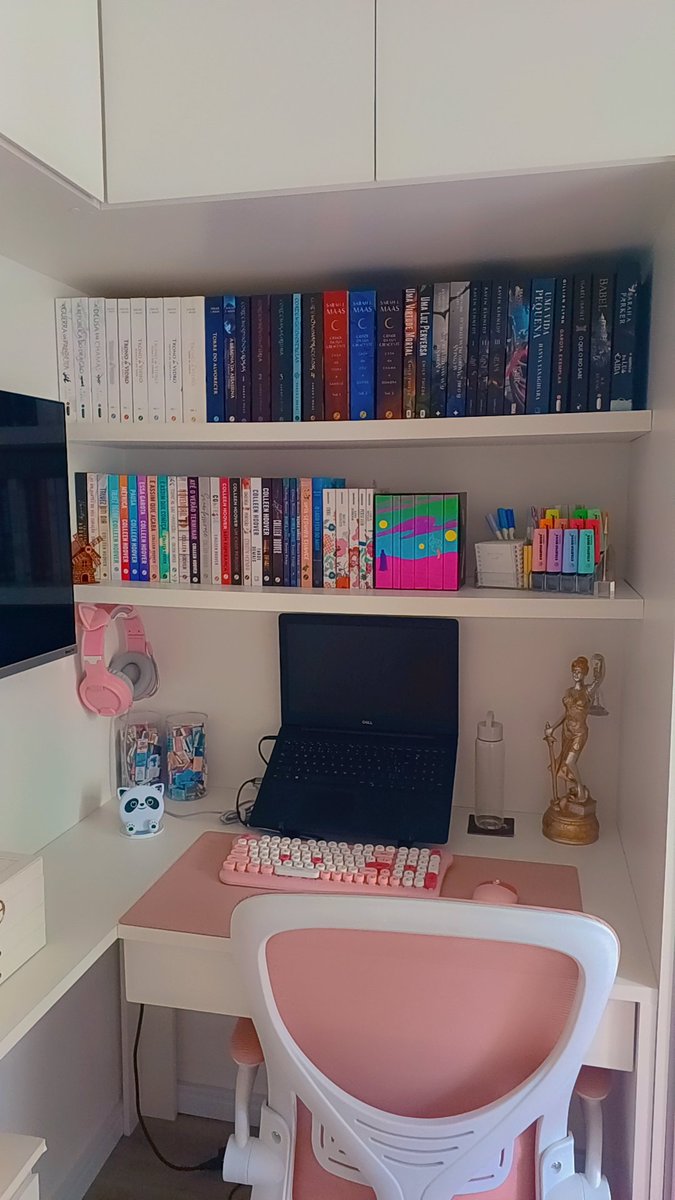 Bea_Fontanela's tweet photo. Sempre tive dificuldade em me desfazer de livros...

Mas, pela primeira vez, consegui separar alguns para doar ou vender

Pode parecer pouco (última foto), mas pra mim é um passo enorme!!!

Um desapego que dói, mas que também abre espaço na estante, para novos livrinhos 🥰🤣 https://t.co/yM30LeECNG