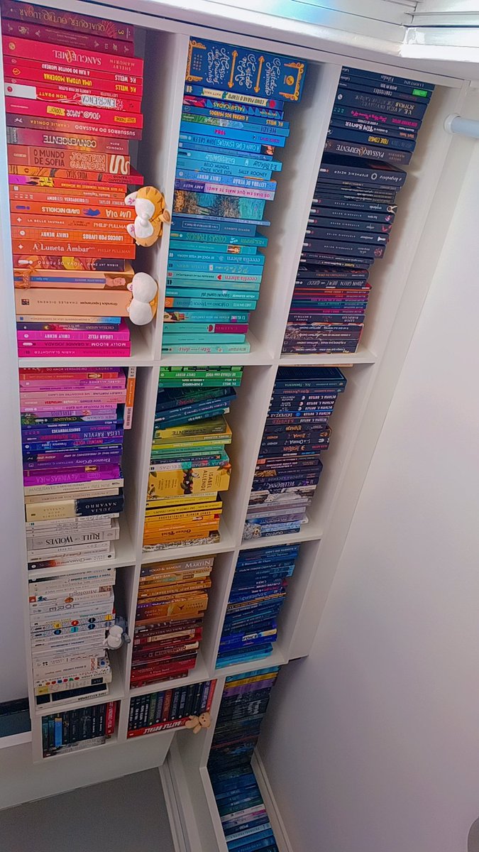 Bea_Fontanela's tweet photo. Sempre tive dificuldade em me desfazer de livros...

Mas, pela primeira vez, consegui separar alguns para doar ou vender

Pode parecer pouco (última foto), mas pra mim é um passo enorme!!!

Um desapego que dói, mas que também abre espaço na estante, para novos livrinhos 🥰🤣 https://t.co/yM30LeECNG