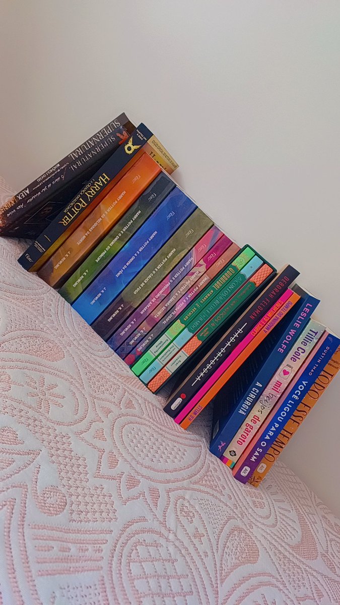 Bea_Fontanela's tweet photo. Sempre tive dificuldade em me desfazer de livros...

Mas, pela primeira vez, consegui separar alguns para doar ou vender

Pode parecer pouco (última foto), mas pra mim é um passo enorme!!!

Um desapego que dói, mas que também abre espaço na estante, para novos livrinhos 🥰🤣 https://t.co/yM30LeECNG