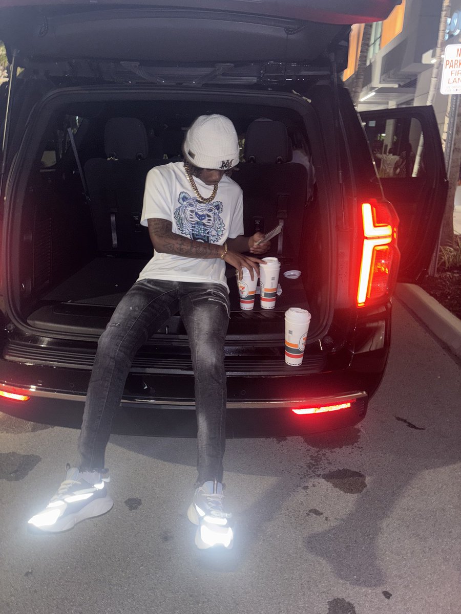 nofaking200's tweet image. Fresh young nigga 🦅 #gradbash