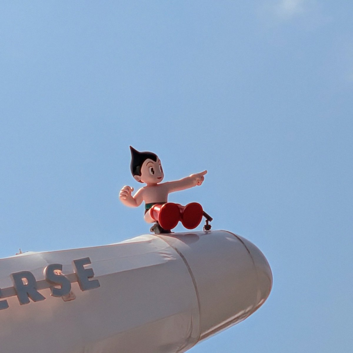 大阪·関西万博が開幕🌟初日は生憎の雨、足元お気をつけて。並ぶのもまた万博らしさ。何より子供たちにワクワクした思い出が刻まれて欲しい。
184日間、どうか事故がありませんように。
アトムもブラック・ジャックもお勤めしっかりネ。科学と生命の在り方を伝える大事な役割だから。進め未来へ。