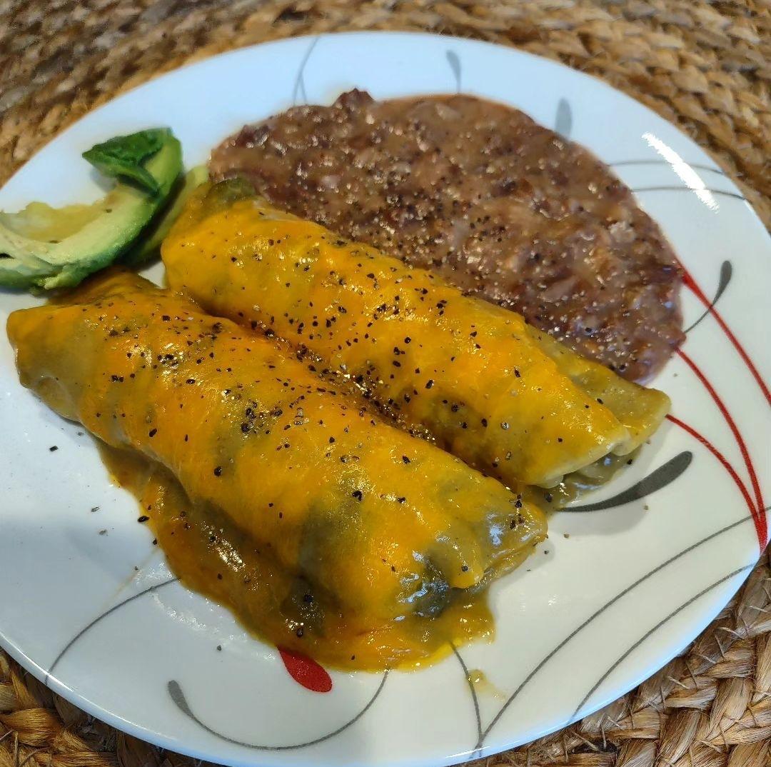 homevsfastfood's tweet photo. Chicken Green Chile Sauce Enchiladas &amp; Refired Beans [homemade]
👉 https://t.co/J4kfnLdrNE
#ChickenEnchiladas #GreenChileSauce #HomemadeCooking #RefriedBeans #DeliciousRecipes #homecooking #food #recipes #foodpic #foodie #foodlover #cooking #hungry #goodfood #homecookingvsfastf… https://t.co/mzwt2zCKLM