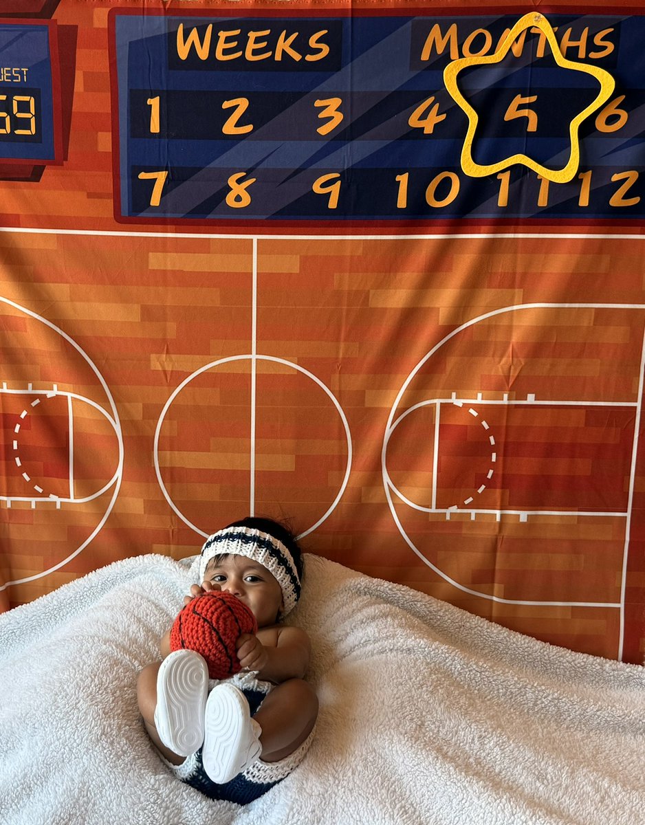 ImTwayne's tweet photo. Five months in and already stealing hearts like a pro 🧡 
Added a new player to the starting line up ⛹🏽‍♂️
Traeden Wayne Wright 👶🏾
#HappyFiveMonthsOld #BabyBoy #TrulyBlessed #FutureBaller https://t.co/tJMZCjZX6n