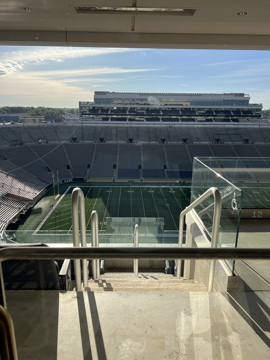 Zsmitty_58's tweet photo. STAYING H☘️ME!

Blessed and proud to announce that upon graduation in May, I will be joining the @NDFootball Equipment Staff for a season-long internship. Cannot wait to get back to work for this University and program.

Let’s Go Irish! #TGS ☘️ https://t.co/aIdyS9YopV
