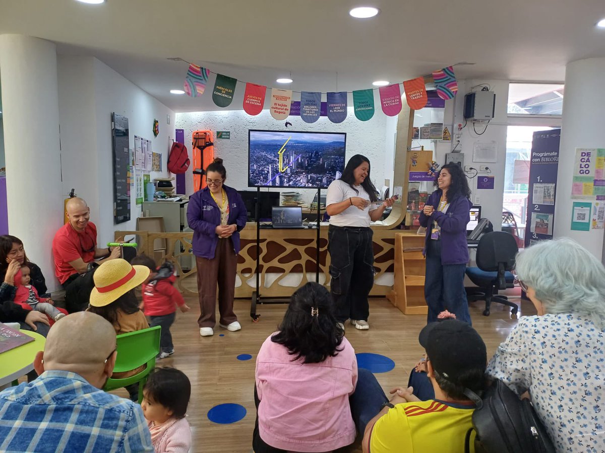 BibloRedBogota's tweet photo. En el marco del lanzamiento de la programación por franjas, Julie García y su hijo Noah, a través de un acto simbólico, recibieron la llave 🗝️ de la Biblioteca Pública El Parque 📖, por su destacada y constante participación en el programa "Leo con mi bebé". Este es un reconocimiento a su compromiso en torno a la lectura y el amor por los libros desde la primera infancia.

¡Sigamos construyendo este tejido cultural en nuestras bibliotecas! 🌟
