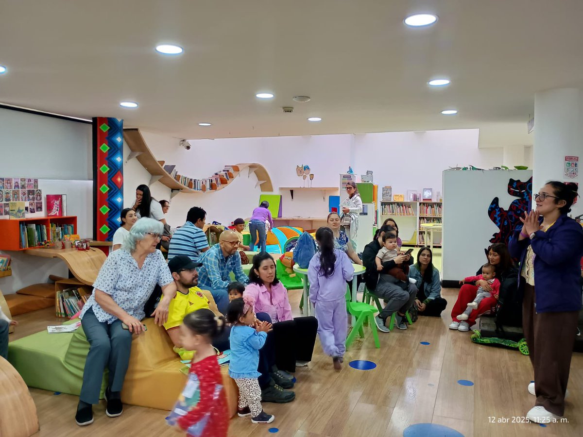 BibloRedBogota's tweet photo. En el marco del lanzamiento de la programación por franjas, Julie García y su hijo Noah, a través de un acto simbólico, recibieron la llave 🗝️ de la Biblioteca Pública El Parque 📖, por su destacada y constante participación en el programa "Leo con mi bebé". Este es un reconocimiento a su compromiso en torno a la lectura y el amor por los libros desde la primera infancia.

¡Sigamos construyendo este tejido cultural en nuestras bibliotecas! 🌟