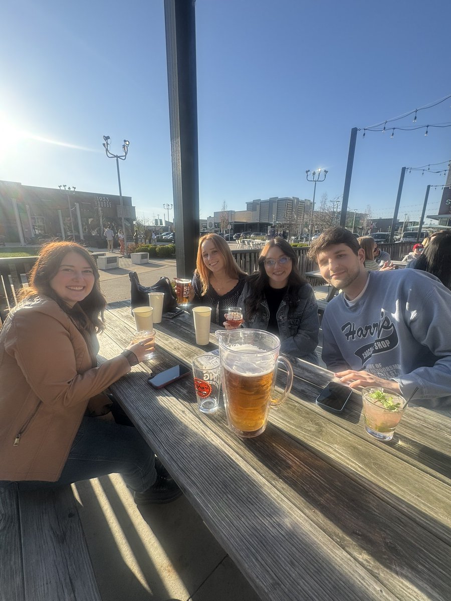 CamWalsh27's tweet photo. Happy #FunDrinkFriday https://t.co/BVAkvFwHN9