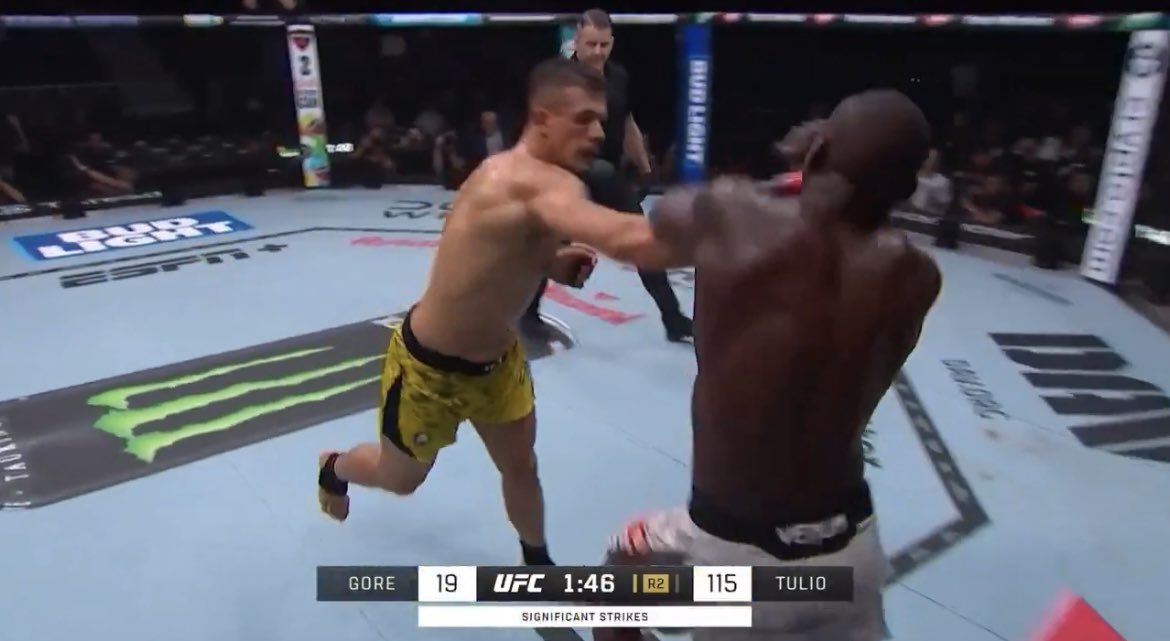 TheSAAShow's tweet photo. LOCURA de performance de Marco Tulio🤯

Lo tocaron en el primer round, pero fue lo suficientemente superior para incluso llevárselo. Salió al segundo y pasó por arriba a Tresean Gore. 

Su segunda victoria en la UFC. La primera? frente a Ihor Potieria y por knockout tmb. https://t.co/GDv27VF1uN