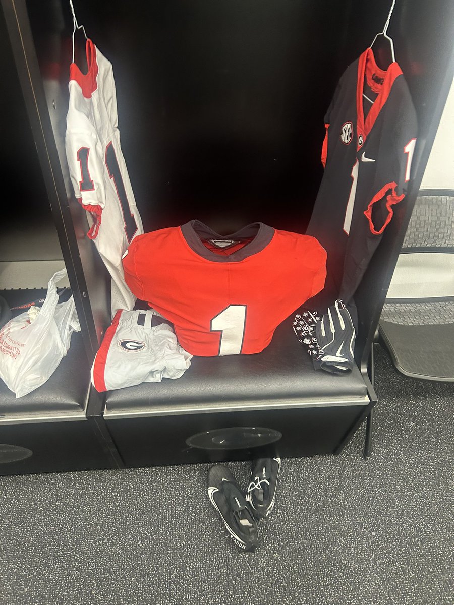 Feels right to be in that Red n black #Godawgs 🐶