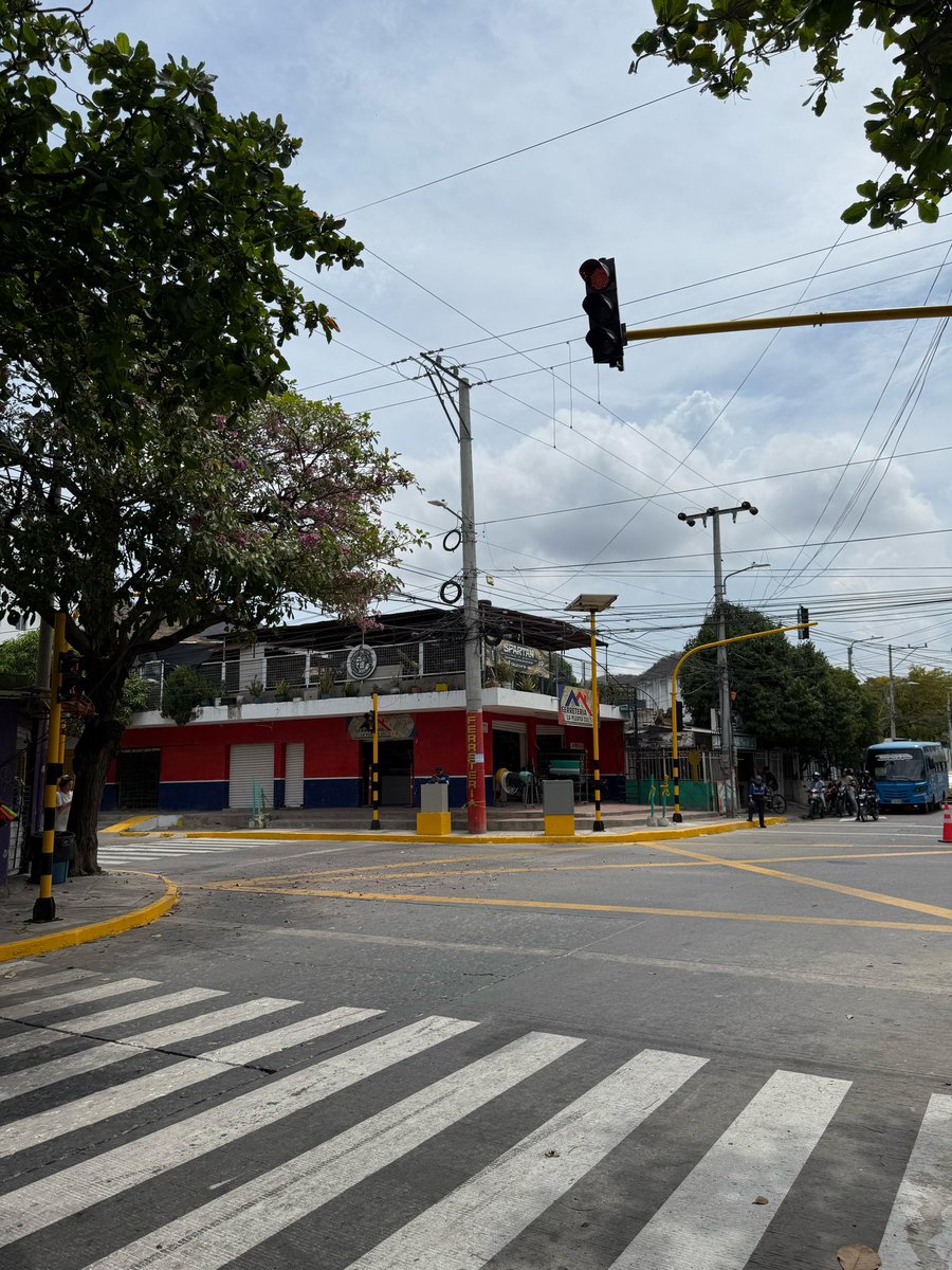 ¡Nuevo punto semafórico en Los Olivos!
La intersección calle 11 con cra 21 ahora es más segura gracias al programa “Punto Seguro”.
Más orden, más protección, más vidas salvadas.
#MovilidadResponsable