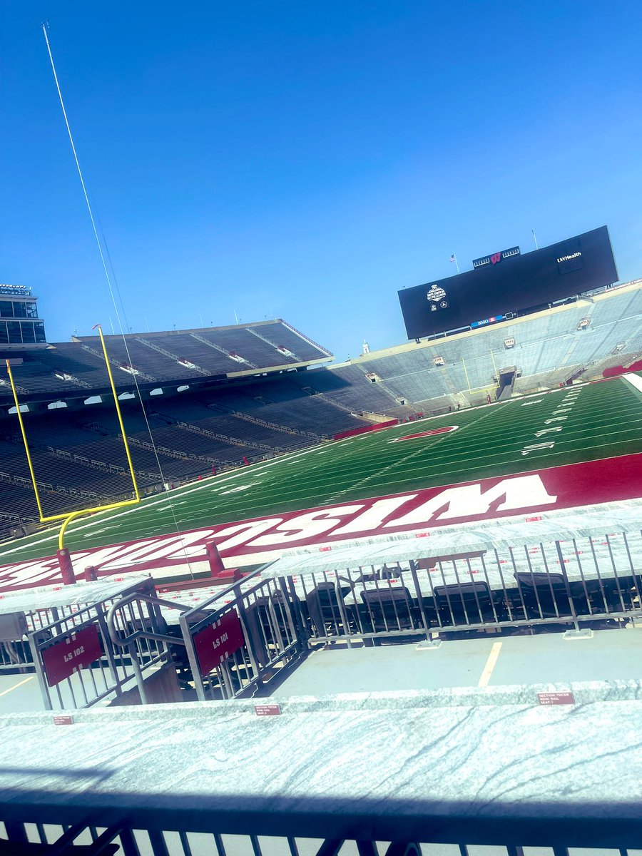Khamonii7's tweet photo. Had a Awesome time at Wisconsin🔥 looking forward to visiting back❤️🤍 @marcusperson477 @JaydenCr41644 @coach_spike @CoachHerb1 @Leontaylor1983 @BadgerFootball @CoachChaz_ @CSmithScout @badgers_insider @Evan_Flood @247Sports @TnVarsity @NDerreon https://t.co/gxZG7SXOJm