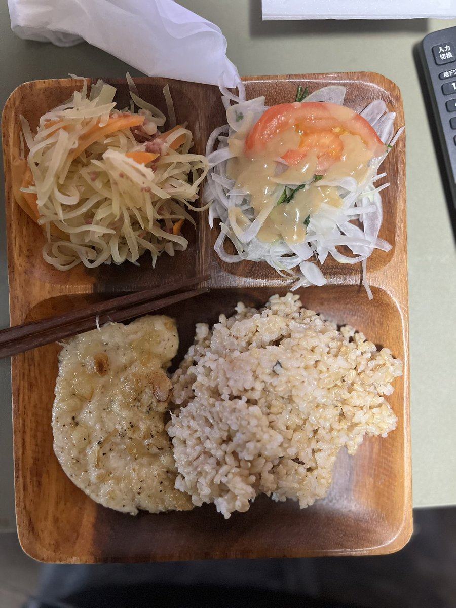 kinashow1's tweet photo. 今日の朝ごはん☀️

・新玉と春菊のサラダ
・パパイヤとにんじんの炒め物
・ササミのソテー
・納豆
・卵スープ（インスタント） https://t.co/FzYfT3mTJN