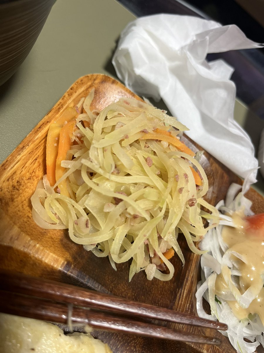 kinashow1's tweet photo. 今日の朝ごはん☀️

・新玉と春菊のサラダ
・パパイヤとにんじんの炒め物
・ササミのソテー
・納豆
・卵スープ（インスタント） https://t.co/FzYfT3mTJN