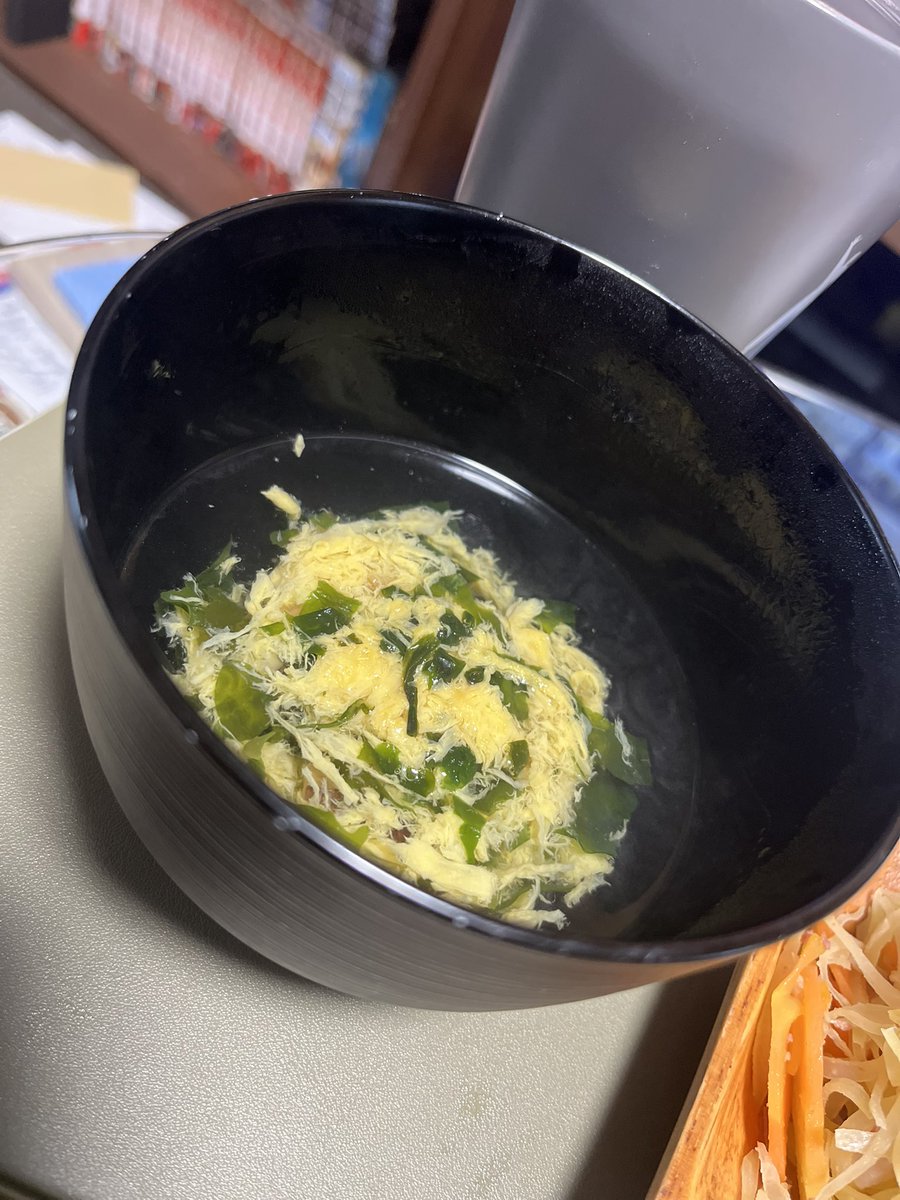 kinashow1's tweet photo. 今日の朝ごはん☀️

・新玉と春菊のサラダ
・パパイヤとにんじんの炒め物
・ササミのソテー
・納豆
・卵スープ（インスタント） https://t.co/FzYfT3mTJN
