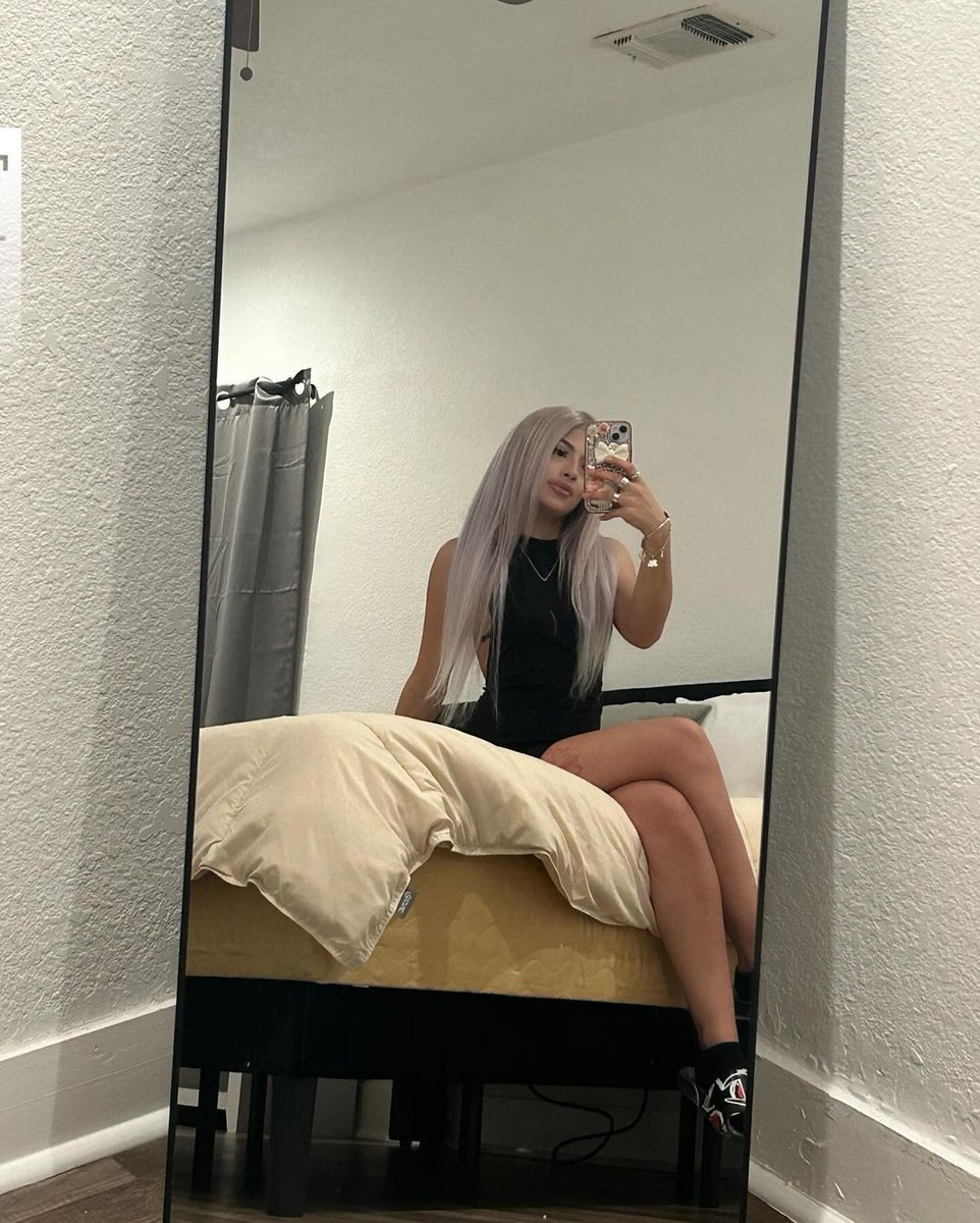 Tell me why I should stay in... or make me regret going out👠🚪