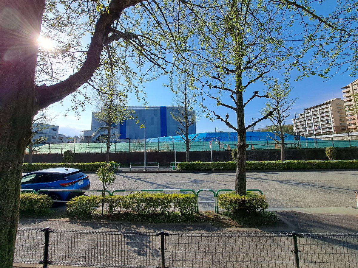 teppenir's tweet photo. 子供の頃生活していた赤羽を久々に訪れる、住んでいた桐ヶ丘団地は跡形もなく解体され、残っていたのは赤羽台幼稚園(現あかいとり幼稚園)と八幡小学校だけだった。。。 https://t.co/3VwYmv94Hb