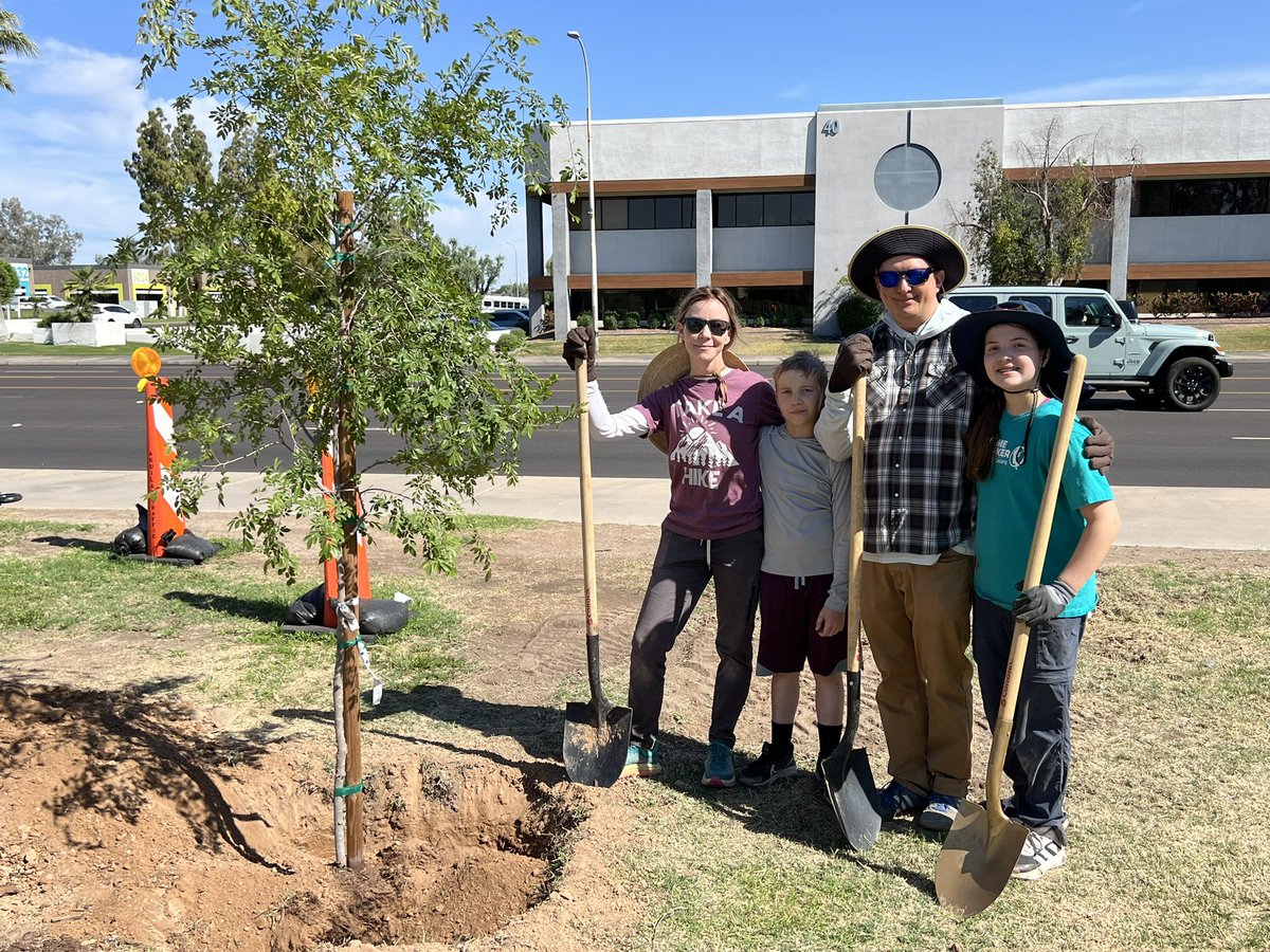 keeptempebtfl's tweet image. 🌳 What a day at the Tempe Treasured Trees Tree-A-Thon! 

19 volunteers joined us &amp;amp; @Tempegov, planting 25 trees and giving 27 hours of service. 

We also unveiled the Tempe Treasured Trees program, celebrating 30 remarkable trees for their beauty, history, &amp;amp; eco-value. 

Big…