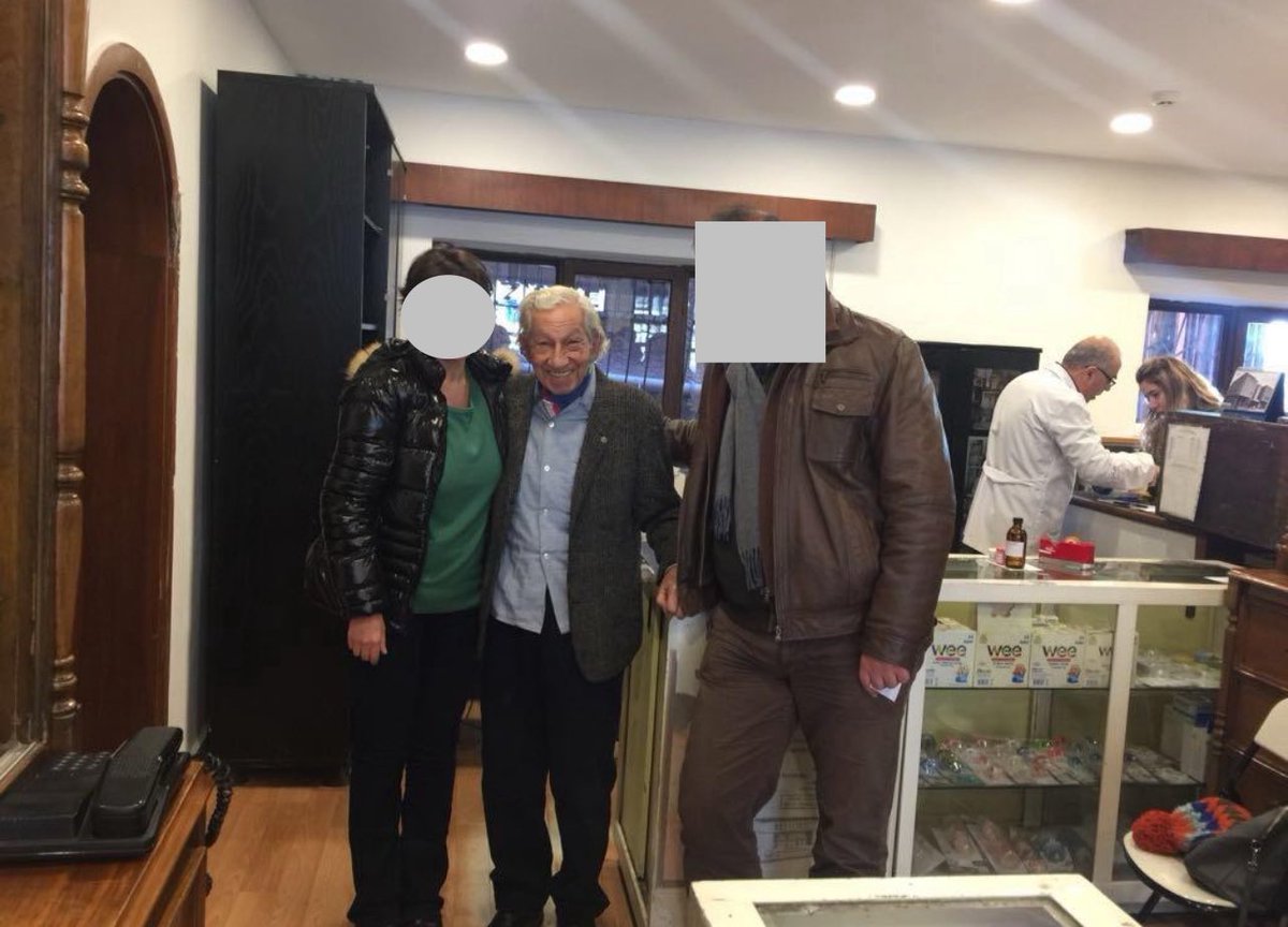 tamzamani_'s tweet photo. 2016 da bebeğimizi kaybettikten sonra 2017 de mucize oldu ve A*** doğdu. İlk günden itibaren egzaması vardı. Dermatolojiden yardım istedim ama çare bulamadım,  raflarda satılan ürünler çare olmadı. Facebookta Ankara’da Ulucanlar’da DERMAN eczanesini ve efsane sahibi eczacı Niyazi Dermancı’yı duyduk. İstanbul’dan Ankara’ya bebekle aile ziyareti yapıp Niyazi Bey’i de görmeyi planladık. O zaman da 91 yaşındaydı, tarihi eser gibi olan eczanesini kısacık anlattı, fotoğrafları gösterdi ve bize bir çay için geliyorum dedi. Yaklaşık yarım saat sonra 2 cam kavanoz ile geldi, kızıma tazecik hazırladım diye güldü. Yanına nasıl kullanacağımı iliştirdi ve para almadı. Bugün öğrendim Niyazi amcayı 98 yaşında kaybetmişiz. Niyazi Dermancı Cumhuriyetin aydınlık yüzlerinden biri idi, yattığın yer incitmesin, Allah rahmet eylesin. Son gününe kadar eczanesini bırakmayan üreten, düşünen muhteşem bir insanı kaybettik. İnşallah kendi yerine kendisi gibi eczacıları yetiştirmiştir ve geleneği devam eder.