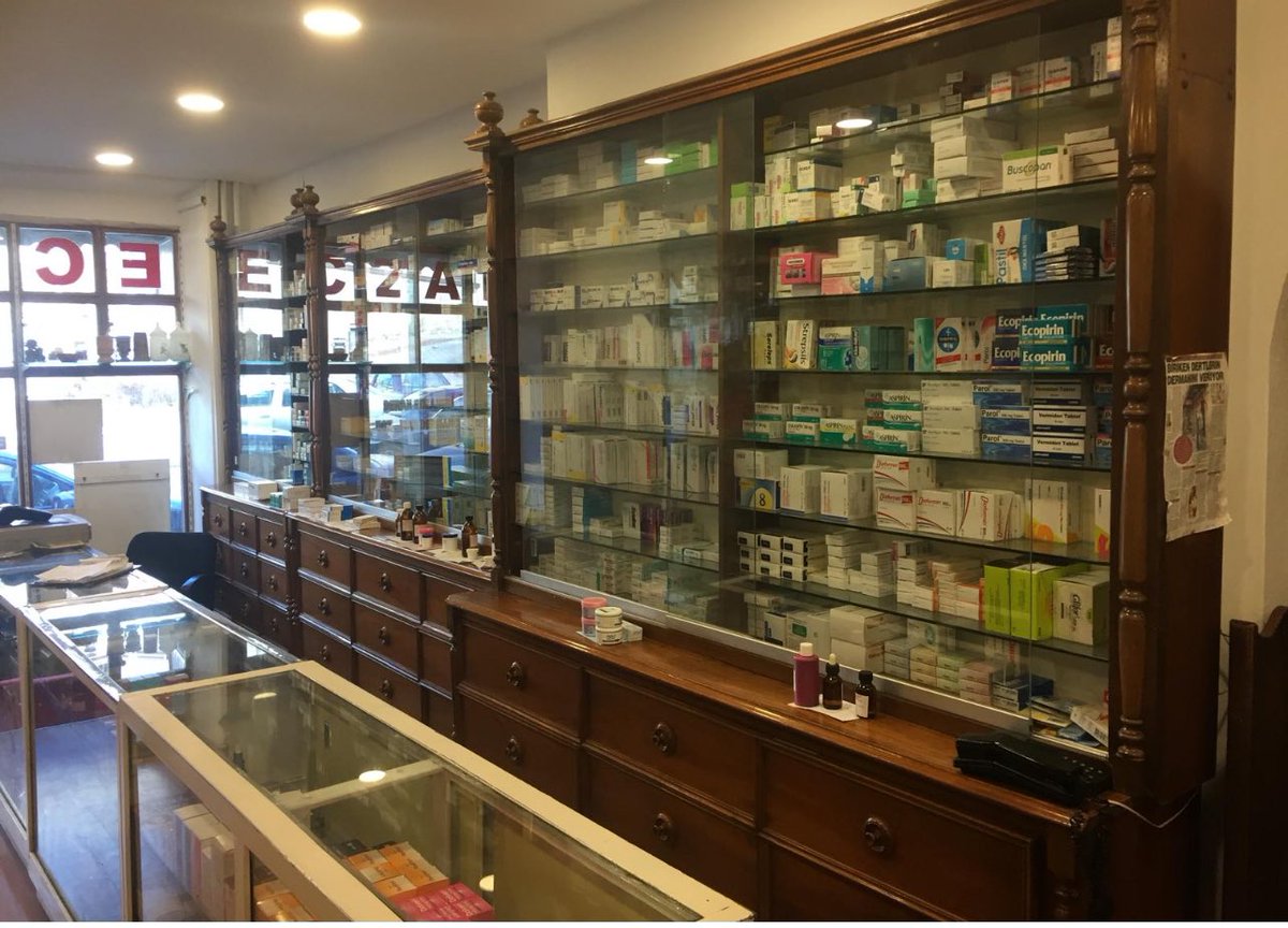 tamzamani_'s tweet photo. 2016 da bebeğimizi kaybettikten sonra 2017 de mucize oldu ve A*** doğdu. İlk günden itibaren egzaması vardı. Dermatolojiden yardım istedim ama çare bulamadım,  raflarda satılan ürünler çare olmadı. Facebookta Ankara’da Ulucanlar’da DERMAN eczanesini ve efsane sahibi eczacı Niyazi Dermancı’yı duyduk. İstanbul’dan Ankara’ya bebekle aile ziyareti yapıp Niyazi Bey’i de görmeyi planladık. O zaman da 91 yaşındaydı, tarihi eser gibi olan eczanesini kısacık anlattı, fotoğrafları gösterdi ve bize bir çay için geliyorum dedi. Yaklaşık yarım saat sonra 2 cam kavanoz ile geldi, kızıma tazecik hazırladım diye güldü. Yanına nasıl kullanacağımı iliştirdi ve para almadı. Bugün öğrendim Niyazi amcayı 98 yaşında kaybetmişiz. Niyazi Dermancı Cumhuriyetin aydınlık yüzlerinden biri idi, yattığın yer incitmesin, Allah rahmet eylesin. Son gününe kadar eczanesini bırakmayan üreten, düşünen muhteşem bir insanı kaybettik. İnşallah kendi yerine kendisi gibi eczacıları yetiştirmiştir ve geleneği devam eder.