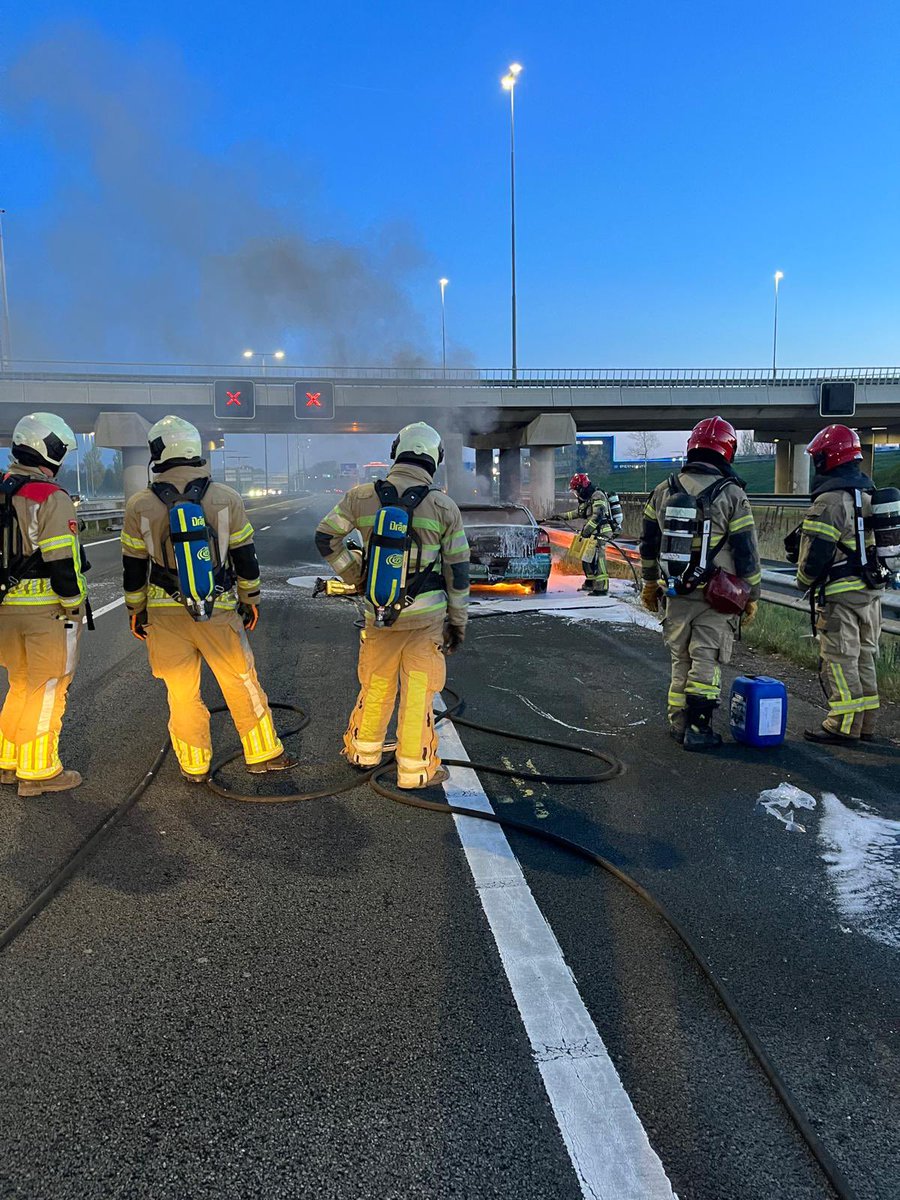 Auto brand op A2 Li bij Ouderkerk aan de Amstel
