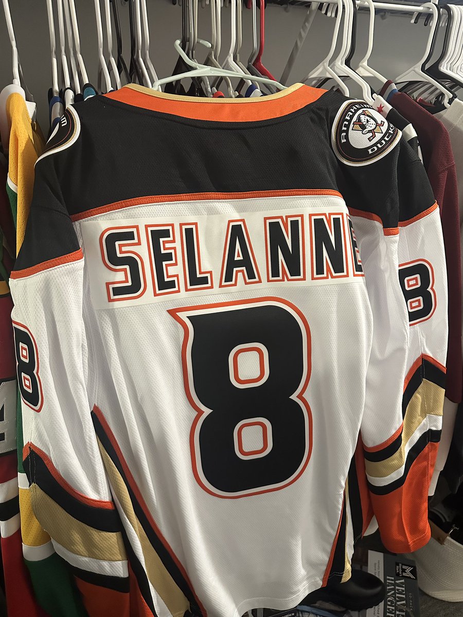 libbyscherbring's tweet image. 19th jersey, 17th different team!!! thanks again @HKYJersey 🤩