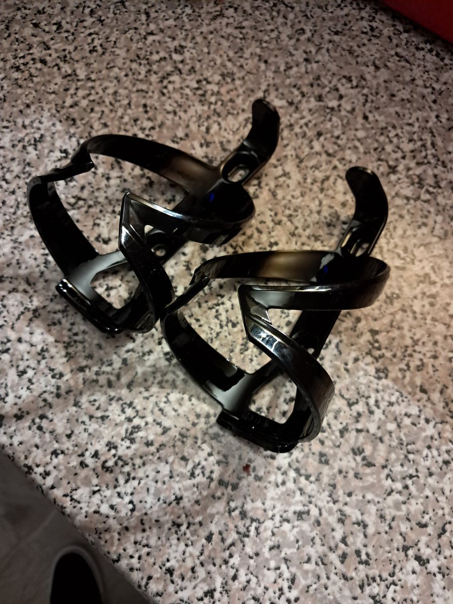 CB_cycles's tweet image. Thought I&apos;d pop my new bottle cages on tonight to use on tomorrows audax. But alas no, the would-be-5-minute job isn&apos;t to be as the old cages have been on so long the bolts are seized ffs! 🙄 #cycling #cyclistproblems #ukcyclechat