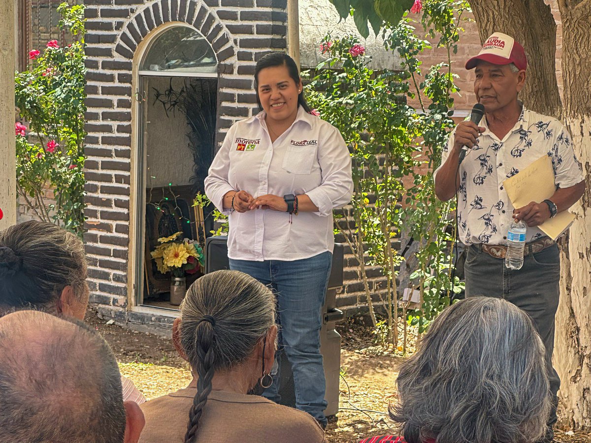 FloraLeal7's tweet photo. Hoy tuvimos la oportunidad de saludar al profe Arturo y Eduardo, director de la escuela secundaria de Juan E. García durante las reuniones junto a @jaquedelrio y @partidoverdedgo en León Guzmán, La Goma y Juan E. García. ✨🫶🏻

#FloraPresidenta
#LealAlPueblo https://t.co/rMaBJWYwRi
