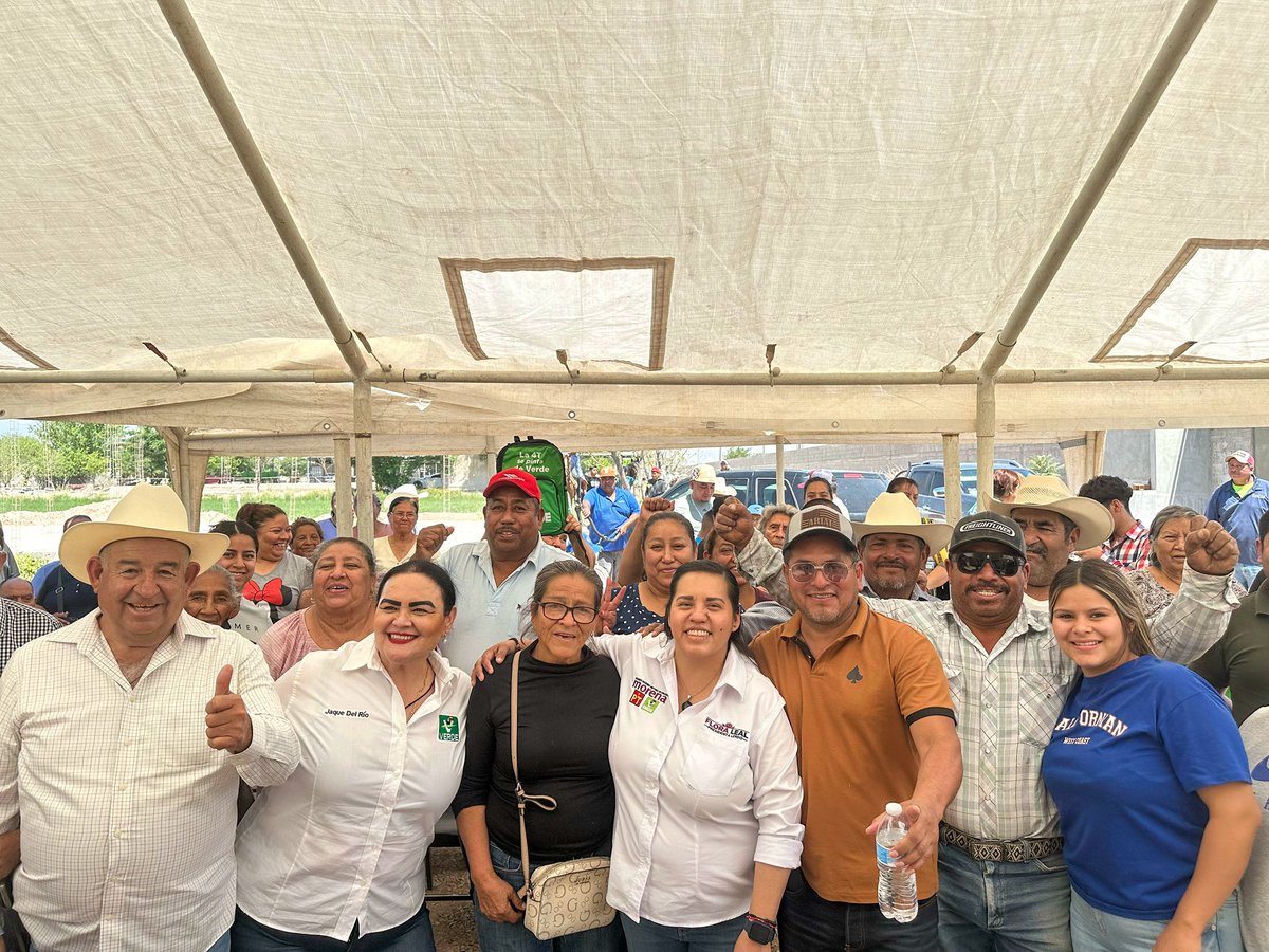 FloraLeal7's tweet photo. Hoy tuvimos la oportunidad de saludar al profe Arturo y Eduardo, director de la escuela secundaria de Juan E. García durante las reuniones junto a @jaquedelrio y @partidoverdedgo en León Guzmán, La Goma y Juan E. García. ✨🫶🏻

#FloraPresidenta
#LealAlPueblo https://t.co/rMaBJWYwRi