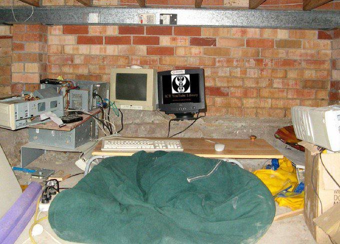 toylan20's tweet image. When you say you&apos;re a Web3 dev but your setup looks like you’re still trying to crack the Da Vinci Code on dial-up 😂 

#Web3 #DevLife #BlockchainStruggles