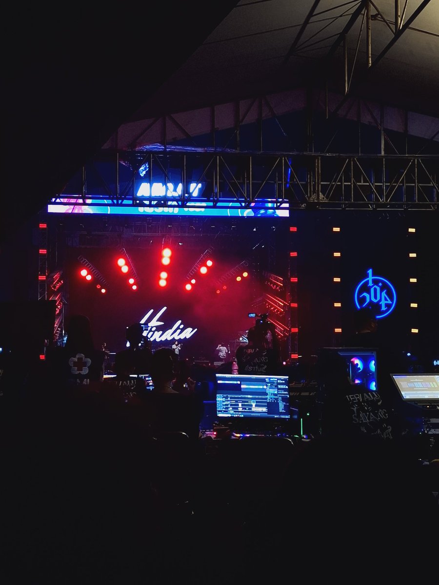 d0xgenz's tweet photo. 1st experience nonton konser, solo barbar alias nonton sendiri pun gaskan, tesyafest juga keren gila setup nya, gw terharu bas denger lagu-lagu mu secara langsung @wordfangs , semoga gw bisa ikut rangkaian konser lainnya, se-enjoy itu! https://t.co/Q6pbLGoyzp