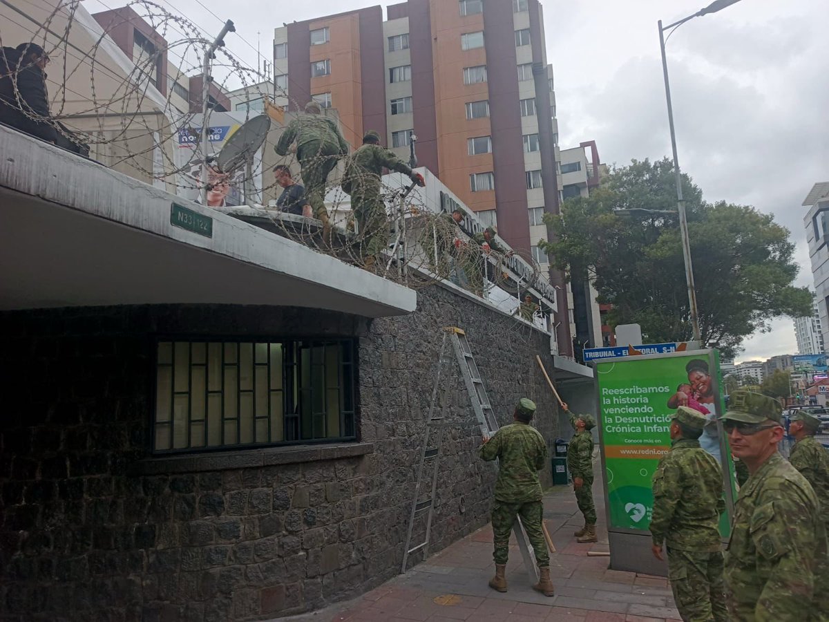 Si el árbitro electoral actuaría con honestidad y transparencia NO tendría necesidad de amurallarse ni cercar sus instalaciones con alambradas. El <a href="/cnegobec/">cnegobec</a> está cooptado y sometido por Noboa. Las Fuerzas Armadas con este tipo de prácticas atemorizan a la población y promueven