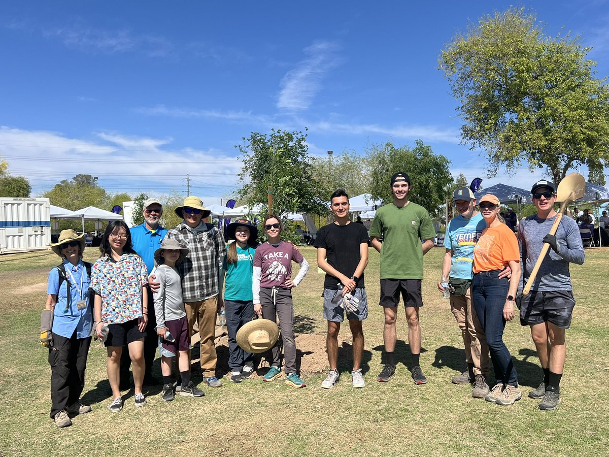 keeptempebtfl's tweet image. 🌳 What a day at the Tempe Treasured Trees Tree-A-Thon! 

19 volunteers joined us &amp;amp; @Tempegov, planting 25 trees and giving 27 hours of service. 

We also unveiled the Tempe Treasured Trees program, celebrating 30 remarkable trees for their beauty, history, &amp;amp; eco-value. 

Big…