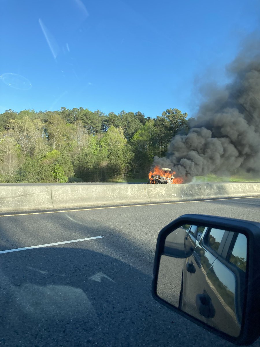 B_Po_Z's tweet photo. Car on fire 65 north. Right past summer town metals on Blount Jefferson line. @spann https://t.co/IkhNxkNgcs