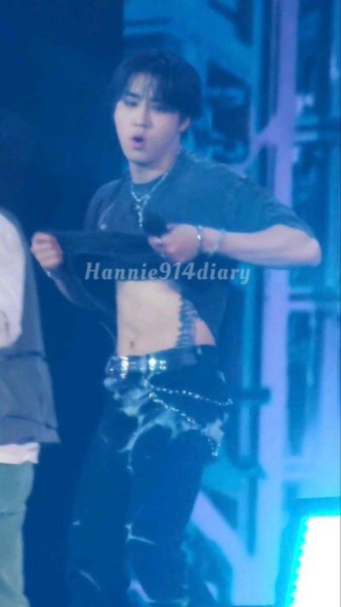 paboxracha's tweet image. cada angulo dessa tatuagem eu confirmo mais que ela eh horrorosa tenebrosa garoto com mal gosto