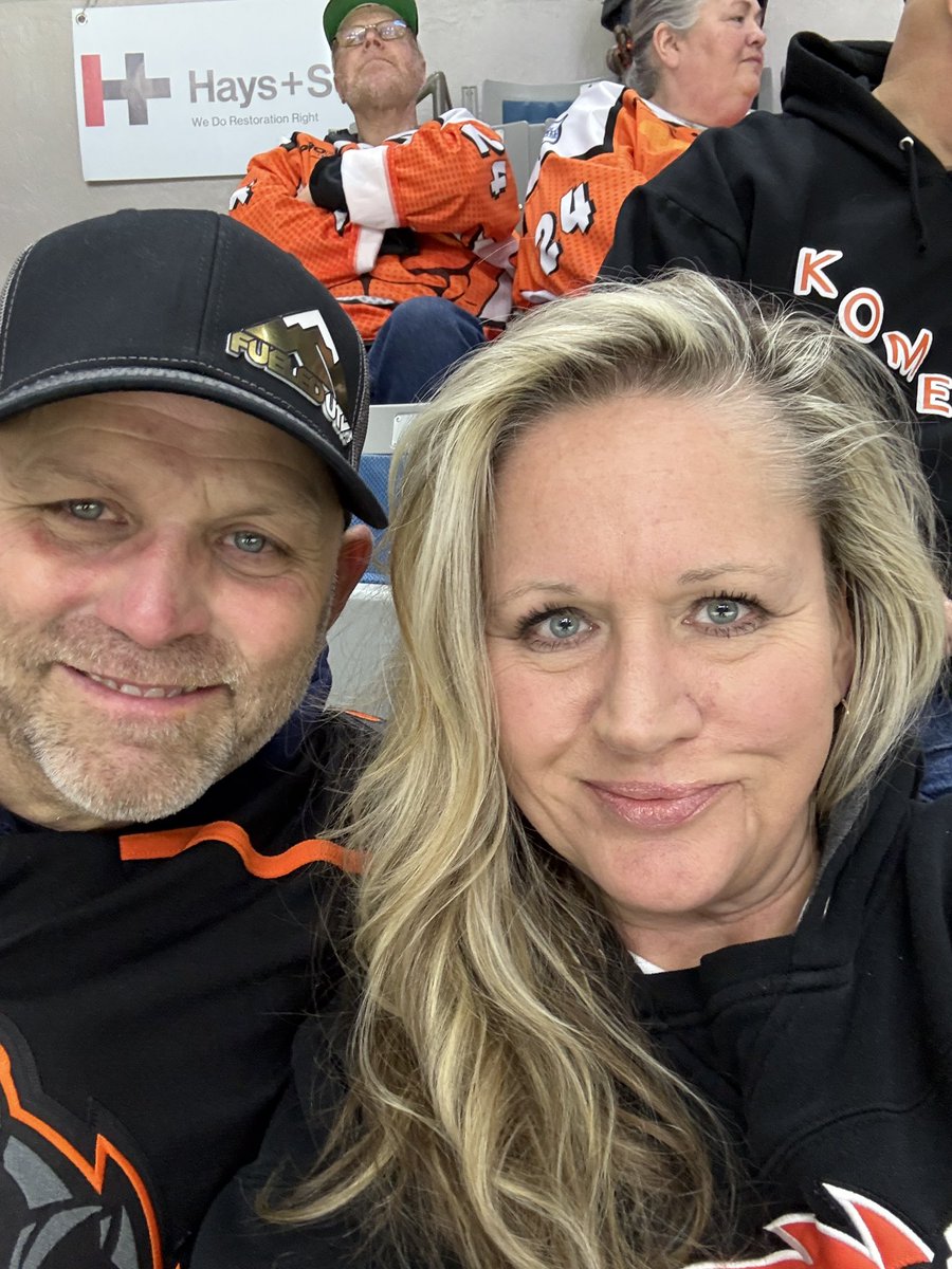 #LetsGoKomets 
Love Hockey Night in the Fort!
🧡🖤🧡🖤🧡