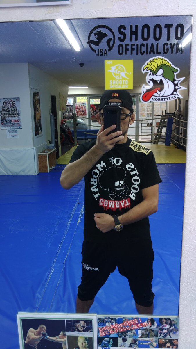 日曜朝カツ練習会。
今日のTシャツはネットで見つけたマモル選手のモノ。BJサン、マモル選手、漆谷選手の3人で争っていた時代が激アツだったな～。
マモル選手のムエタイとレスリングの融合。強力なヒザ蹴りが印象的でした。
#THEBLACKBELTJAPAN
<a href="/mobstyles_staff/">MOBSTYLES_official</a> 
<a href="/SBJK2016/">Shinichi BJ Kojima</a> 
#マモル