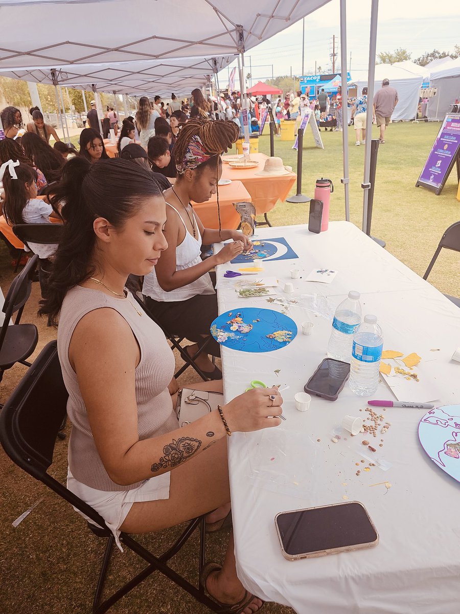 BeezLvndr's tweet photo. Thanks to all who joined in celebrating Earth Day 🌎 through the pressed flower 🌸 and bean 🫘 art class. Your creativity made it special.
Earth Day is April 22nd - make sure to tag me on your completed pieces!
Del☀️
#kroccenter #southphx #az #phoenix #art #women #paint #create https://t.co/uJSS33TUWe