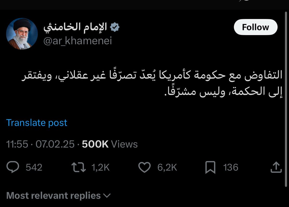 “التفاوض مع حكومة كأمريكا يُعدّ تصرّفًا غير عقلاني، ويفتقر إلى الحكمة، وليس مشرّفًا” – علي خامنئي.

قالها بنفسه… لكنه جلس اليوم على الطاولة،
حين أصبح بقاء النظام مهددًا،
تناسى الشعارات، وهرول نحو واشنطن.
رفع الراية البيضاء،
وتخلّى عن وكلائه في العراق واليمن ولبنان.
ما جري ليس