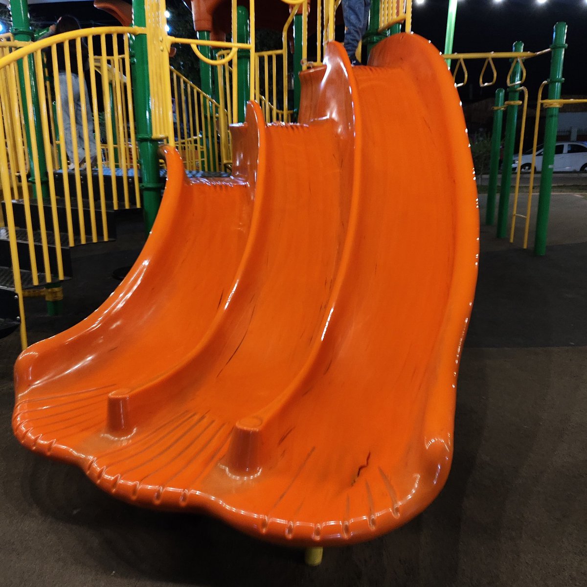 ibacacheesteban's tweet photo. @Muni_LaCruz un resfalin de la plaza está con una daño bastante peligroso para los niños, puede pasar un accidente https://t.co/2vDLmr09pd