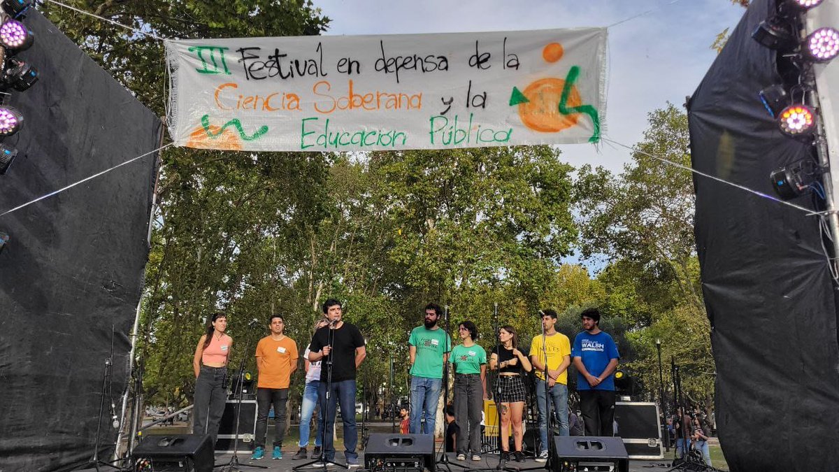 plambertini's tweet photo. La educación pública, la universidad y la inversión en ciencia y tecnología son pilares fundamentales del desarrollo de nuestro país y de nuestra Ciudad. 
Hoy participé, junto a miles de platenses de la Feria de Ciencias en defensa de la educación  pública  con la @unlp y la @utn https://t.co/FzAZOL300k