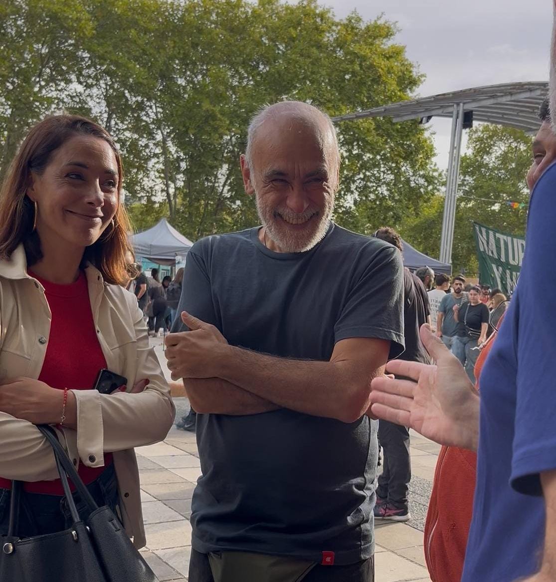 plambertini's tweet photo. La educación pública, la universidad y la inversión en ciencia y tecnología son pilares fundamentales del desarrollo de nuestro país y de nuestra Ciudad. 
Hoy participé, junto a miles de platenses de la Feria de Ciencias en defensa de la educación  pública  con la @unlp y la @utn https://t.co/FzAZOL300k